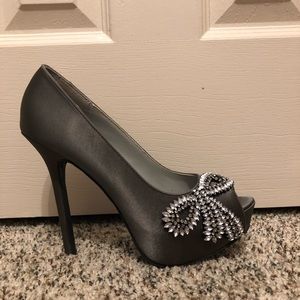 FINAL SALE Vera Wang Peep Toe Pumps W/Crystal Bow
